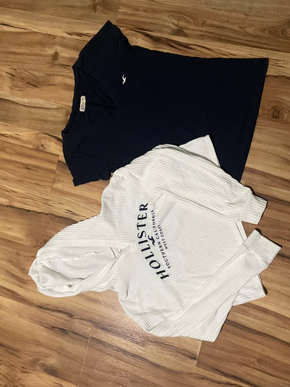 Hollister 2pc Top Lot White SoCal Crop Waffle Hoodie & Navy Short Sleeve Tee
